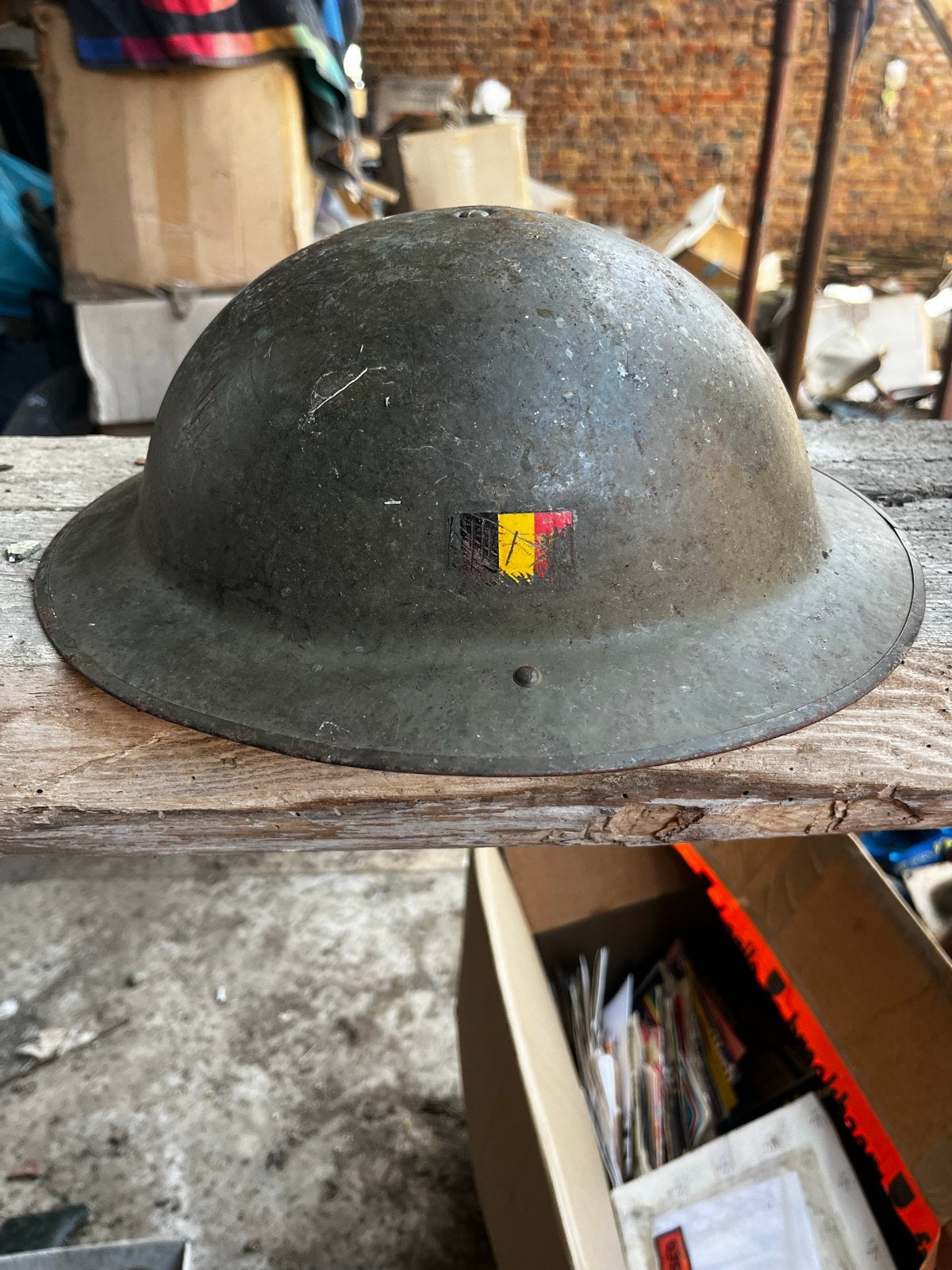 Vintage Belgische Legerhelm met Camouflagenet, Ophalen of Verzenden, Landmacht, Overige gebieden, Helm of Baret