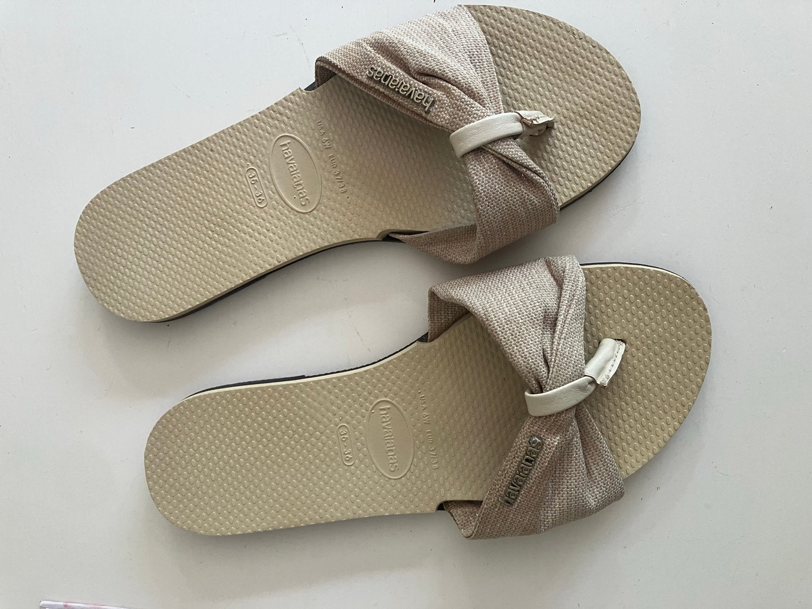 Havaianas slippers maat 36 - Zo goed als nieuw, Slippers, Beige, Ophalen of Verzenden, Zo goed als nieuw