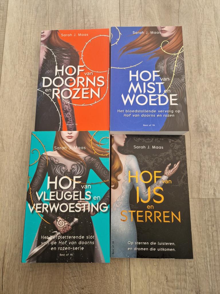 Boeken sarah j maas hof van doorns en rozen deel 1 tm 4, Boeken, Fantasy, Ophalen of Verzenden, Zo goed als nieuw