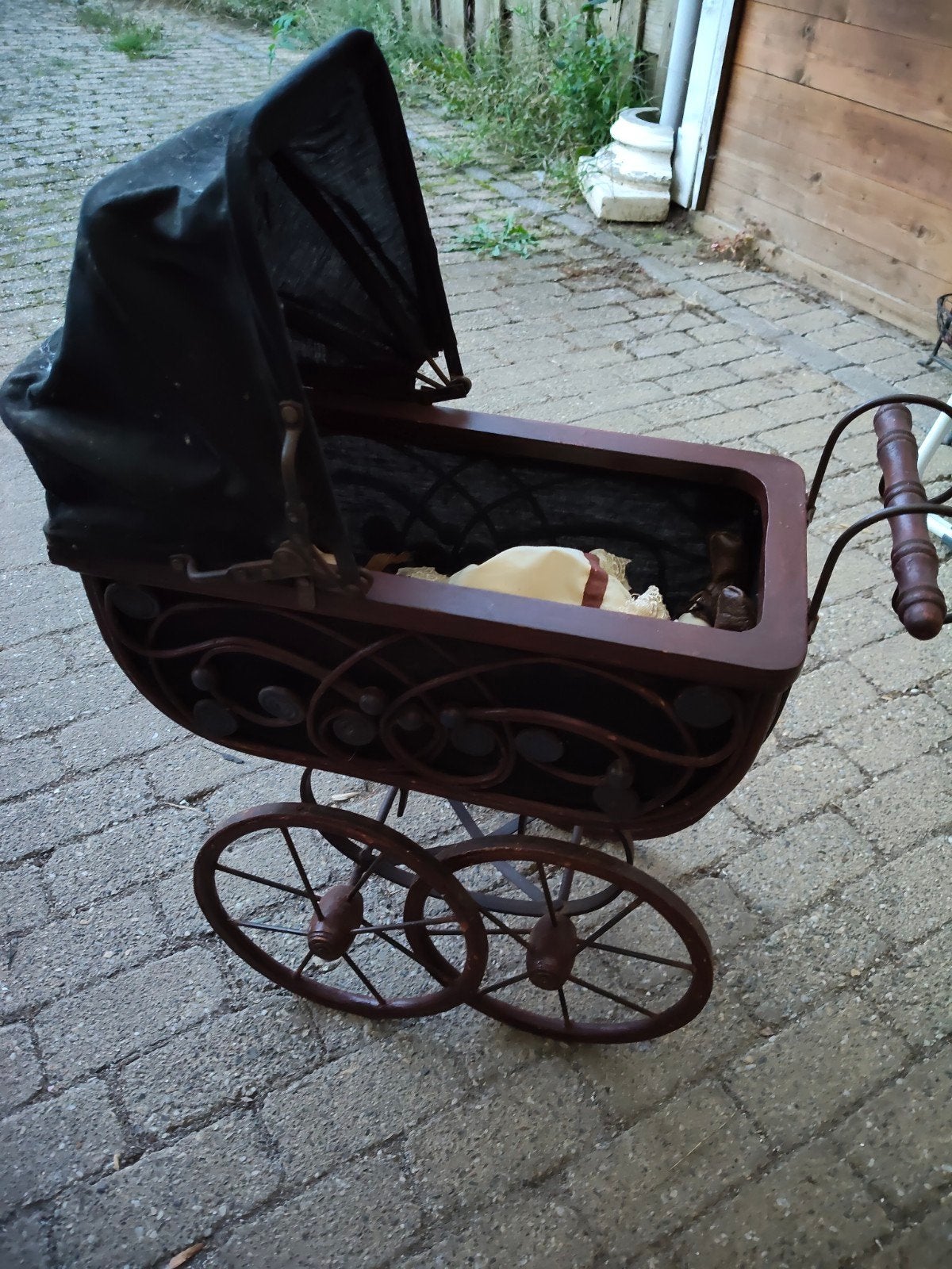 Antieke poppenwagen met pop, Antiek en Kunst, Ophalen of Verzenden