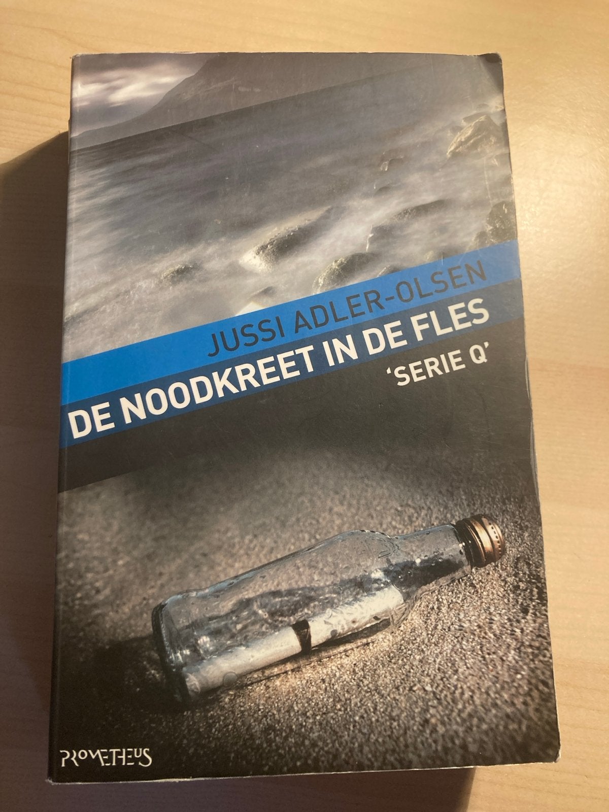 De Noodkreet in de Fles - Jussi Adler-Olsen (Serie Q), Ophalen of Verzenden, Gelezen, Scandinavië