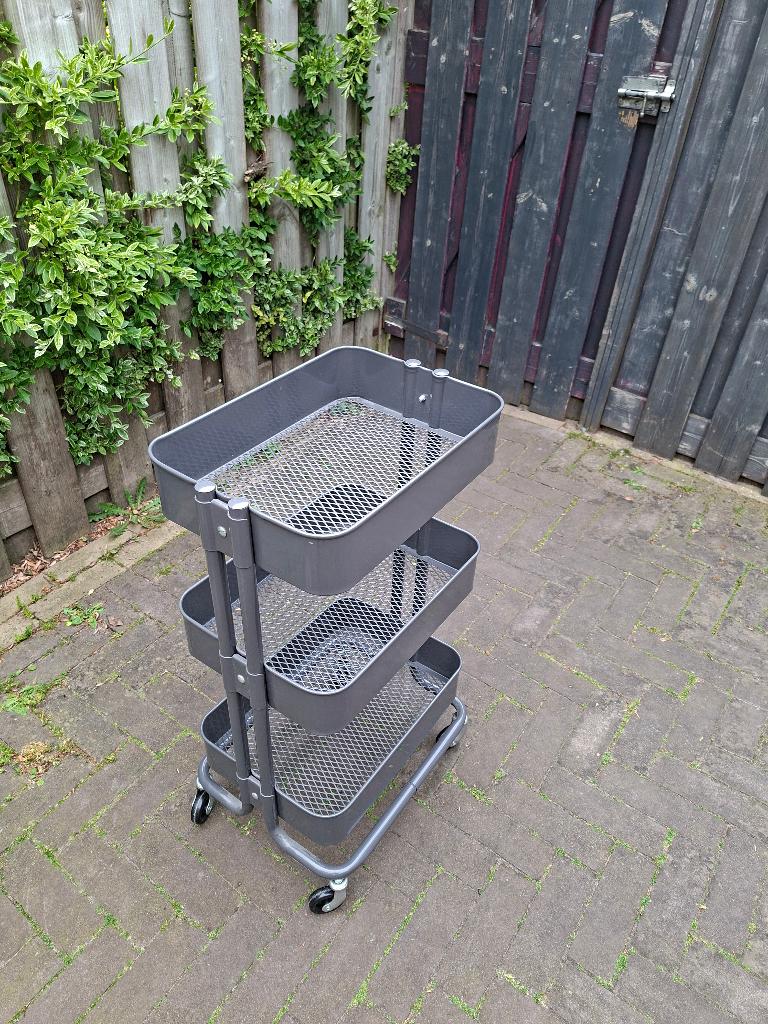 2 stuks Ikea Roltafel Raskög zwart / grijs, Ophalen, IKEA, Keukentrolley, Zo goed als nieuw