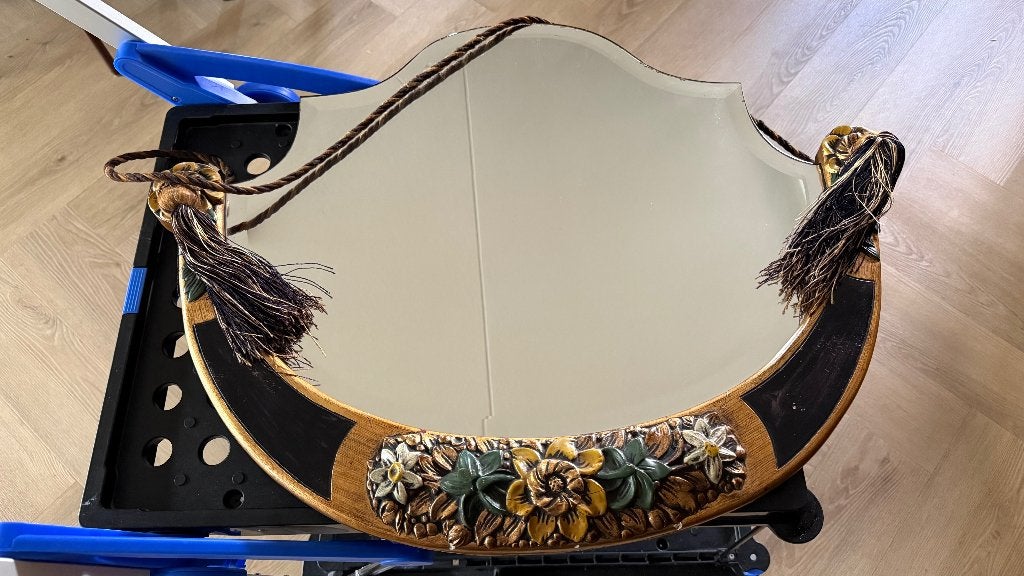 Antieke barok spiegel goud met facetrand en bloemreliëf, Antiek en Kunst, Ophalen, Ovaal, 50 tot 100 cm, Minder dan 100 cm