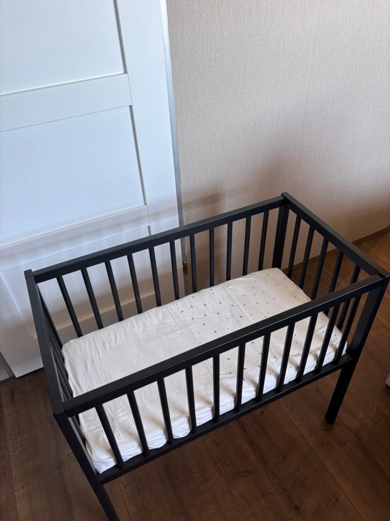 Ledikant/co sleeper zwart van prenetal, Ophalen, Zo goed als nieuw, Ledikant