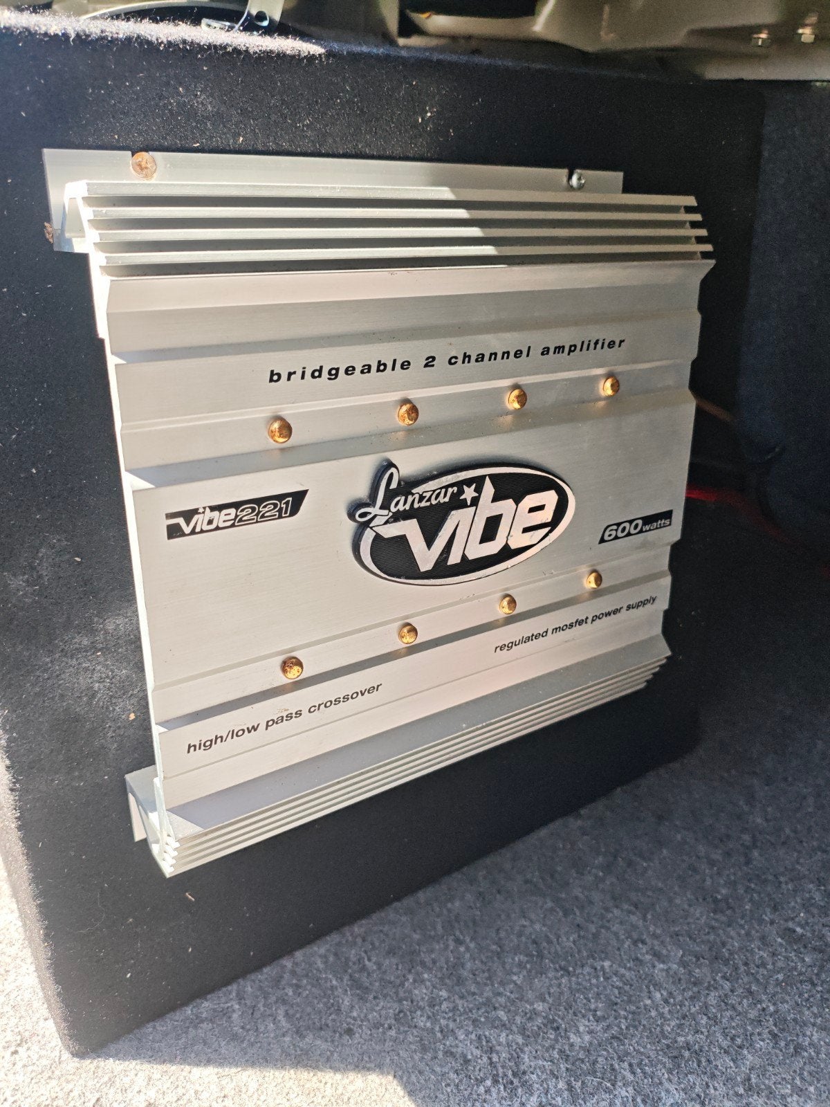 Lanzar Vibe 221 bridgeable 2-kanaals versterker 600W, Auto diversen, Autoradio's, Zo goed als nieuw, Ophalen of Verzenden