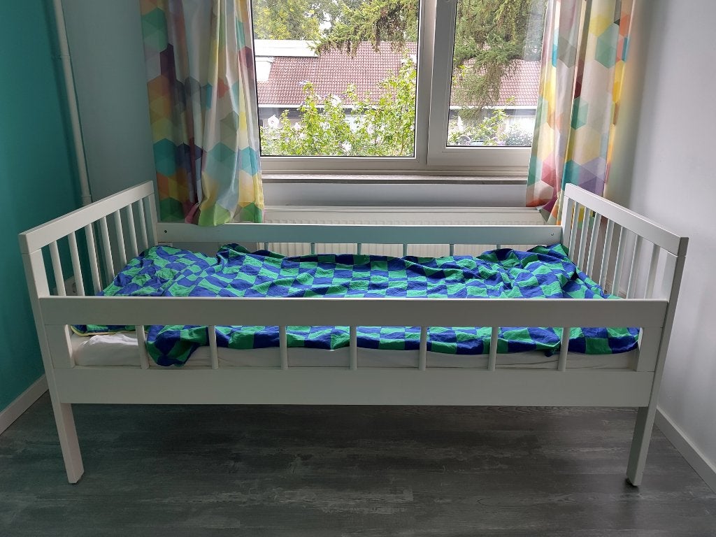 Kinderbed 154x74cm (met matras en matrasbeschermer), Lattenbodem, Gebruikt, 70 tot 85 cm, 140 tot 160 cm