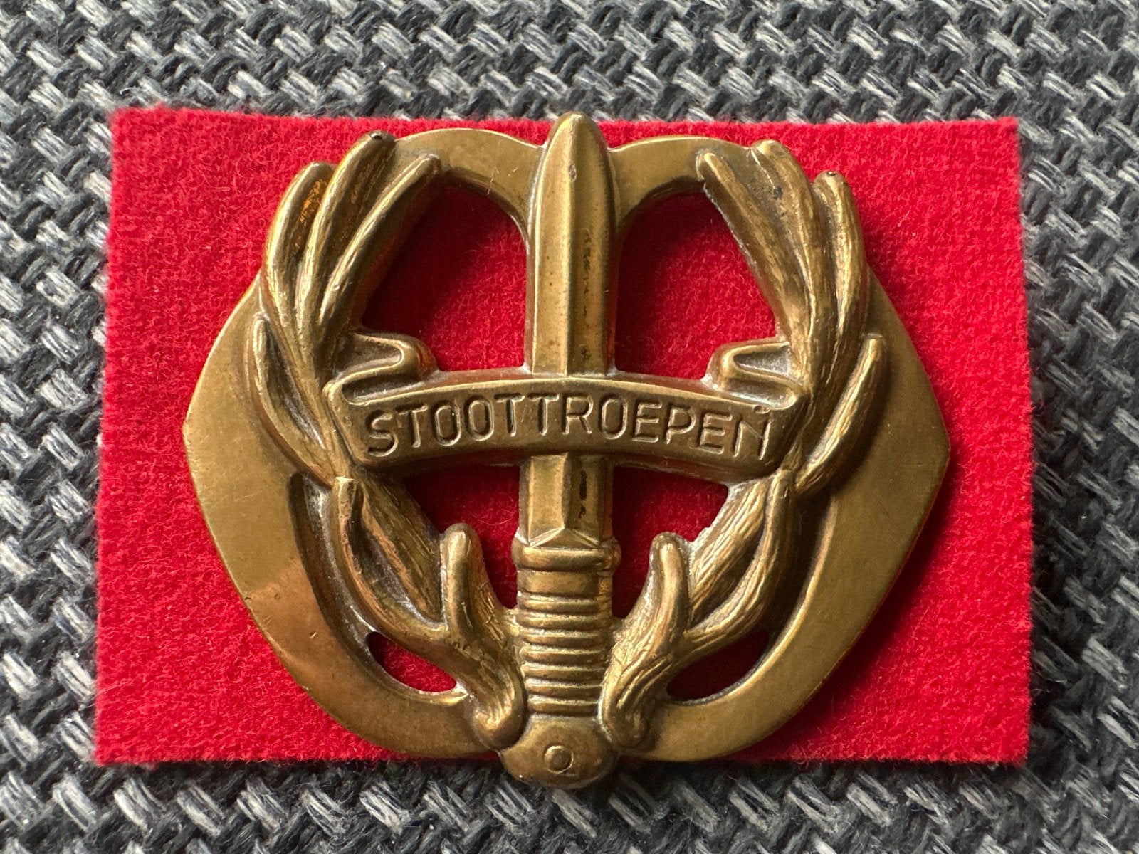 Stoottroepen baretembleem oude slag, Verzamelen, Ophalen of Verzenden, Landmacht, Nederland, Embleem of Badge