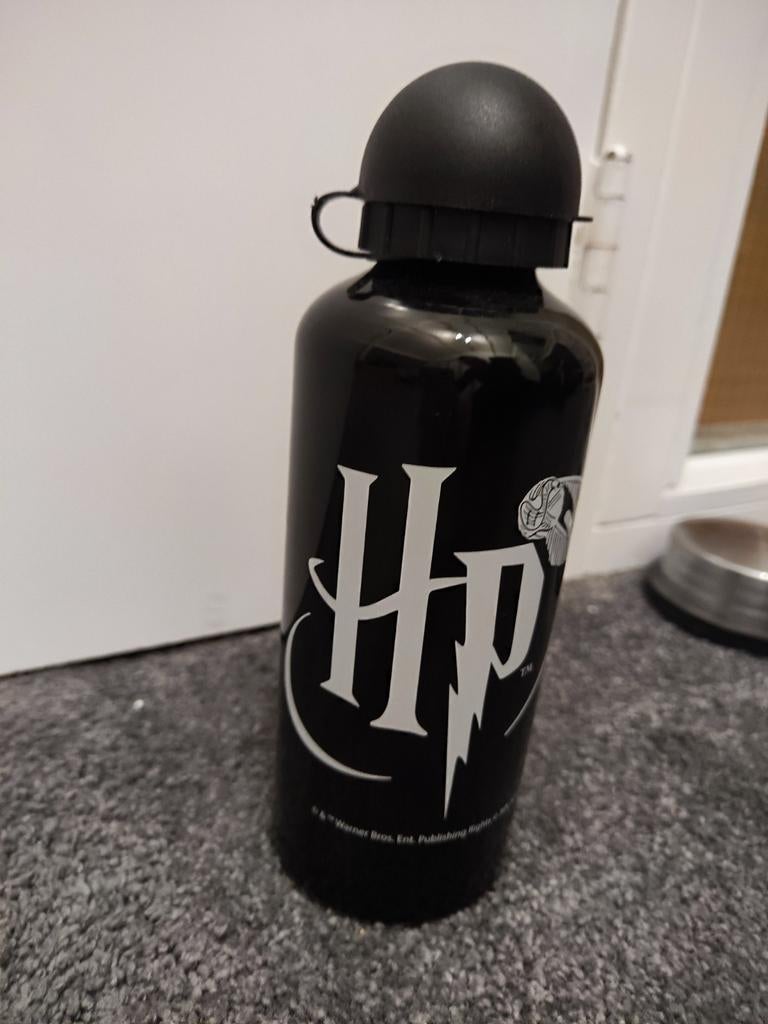 Nieuwe Harry Potter bidon - Zwart met HP logo, Verzamelen, Harry Potter, Ophalen of Verzenden, Nieuw, Overige typen