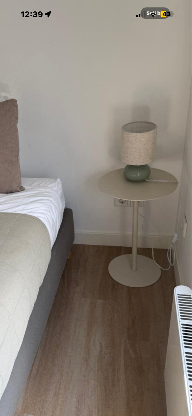 2 Kwantum bijzettafeltjes in beige - Zo goed als nieuw, Minder dan 55 cm, Metaal of Aluminium, Rond, Zo goed als nieuw