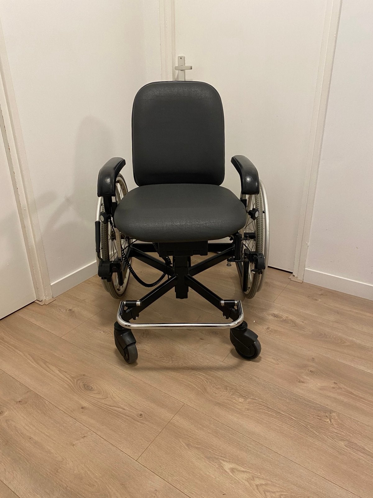 Le Triple Wheels Elektrische Trippelstoel / Rolstoel, Ophalen of Verzenden, Zo goed als nieuw, Elektrische rolstoel