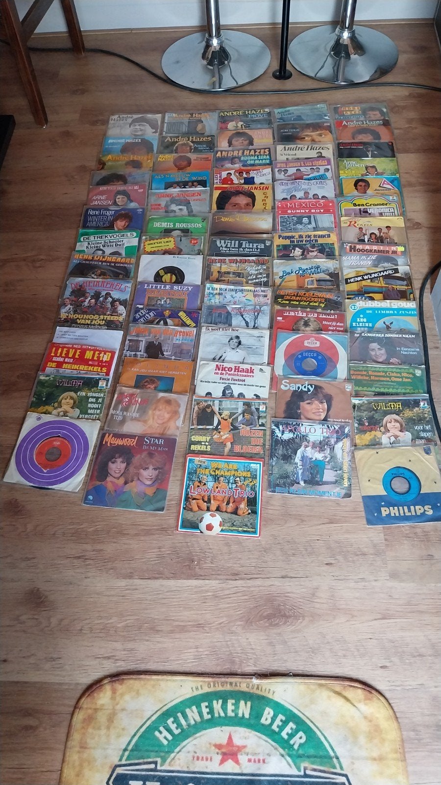 67 vinyl singels in 2 koffertjes, Ophalen, Gebruikt, Overige formaten, Levenslied of Smartlap
