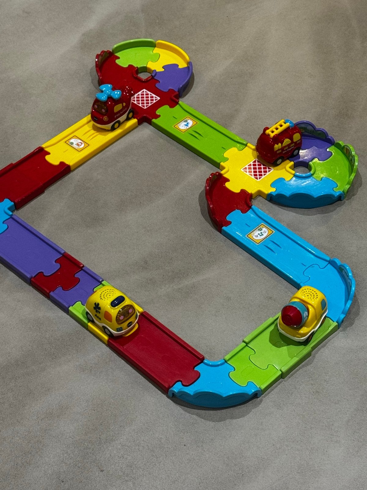 Vtech Toet Toet Autobaan met 6 Voertuigen en lanceerbaan., Ophalen, Gebruikt, 2 tot 4 jaar