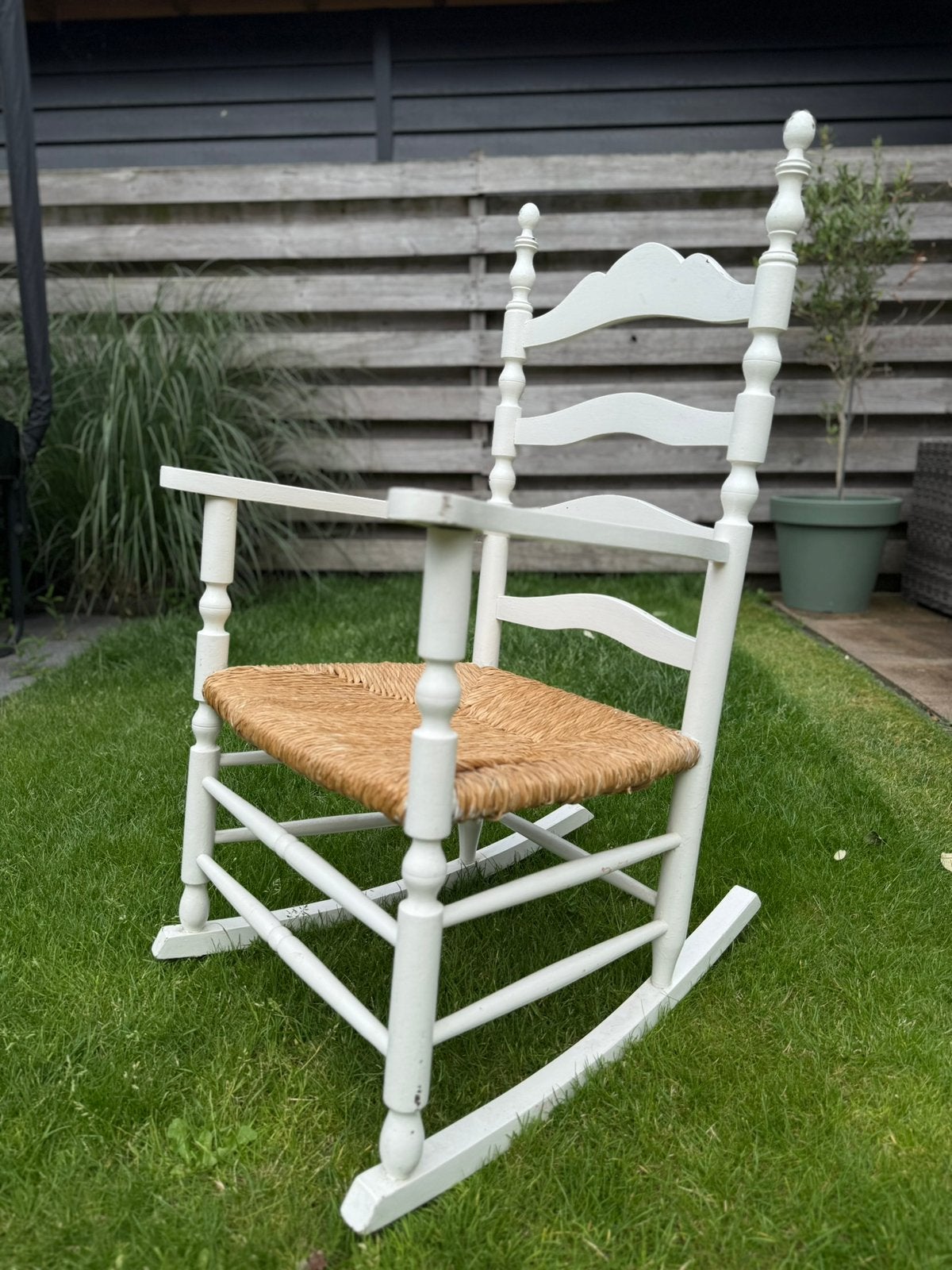 Schommelstoel omastoel met rieten zitting wit, Ophalen, Gebruikt, Wit, Riet of Rotan