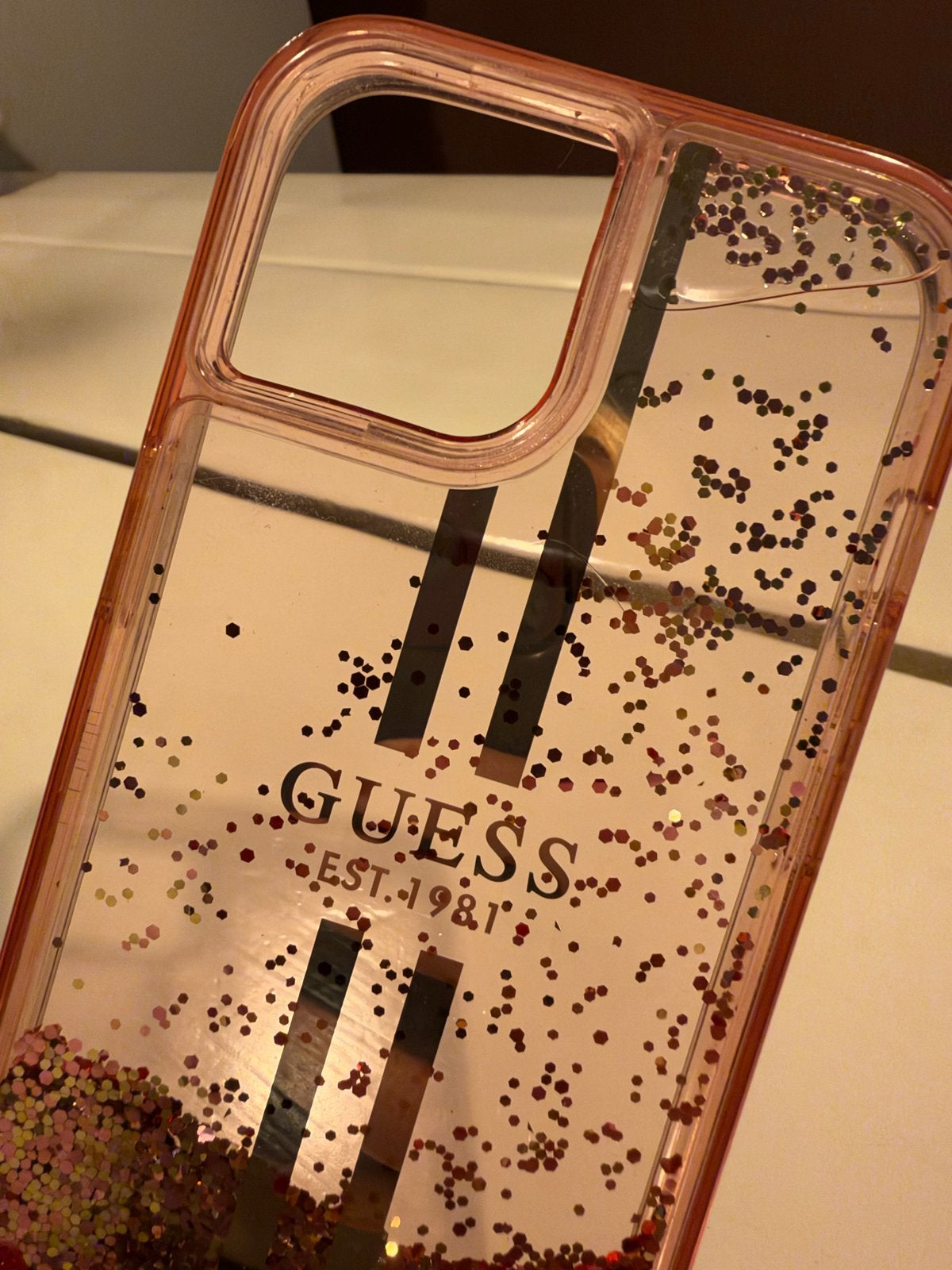 Guess iPhone 15 hoesje met glitters, Kunststof, IPhone 15, Ophalen of Verzenden, Zo goed als nieuw