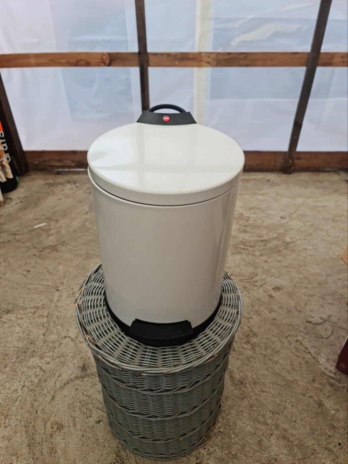 Witte pedaalemmer - 13 liter - met deukje, Huis en Inrichting, Woonaccessoires | Prullenbakken, Ophalen of Verzenden