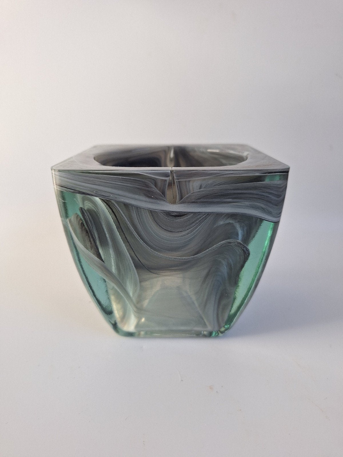 Zwaar glazen theelichthouder
10 x 10,5 x 10,5 cm
940 gram, Huis en Inrichting, Gevondenengemaakt@gmail.com, Onbekend, Ophalen of Verzenden