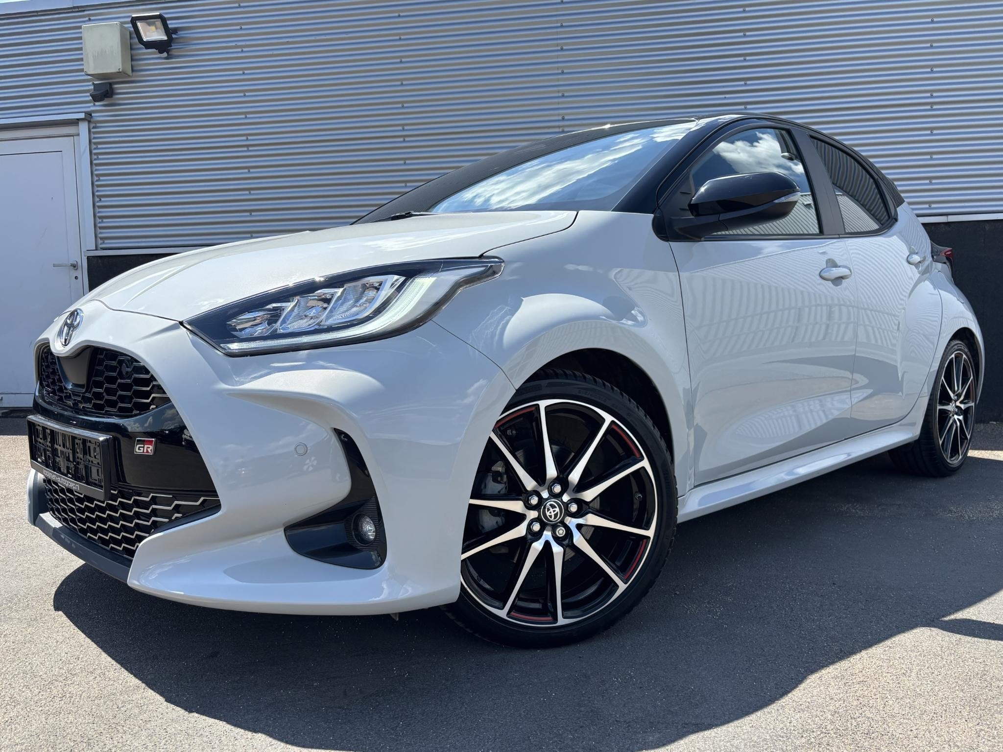 Toyota Yaris 1.5 Hybrid GR Sport Bi-tone, Stoelverwarming, S, Auto's, 450 kg, Gebruikt, Euro 6, Automatische klimaatregeling