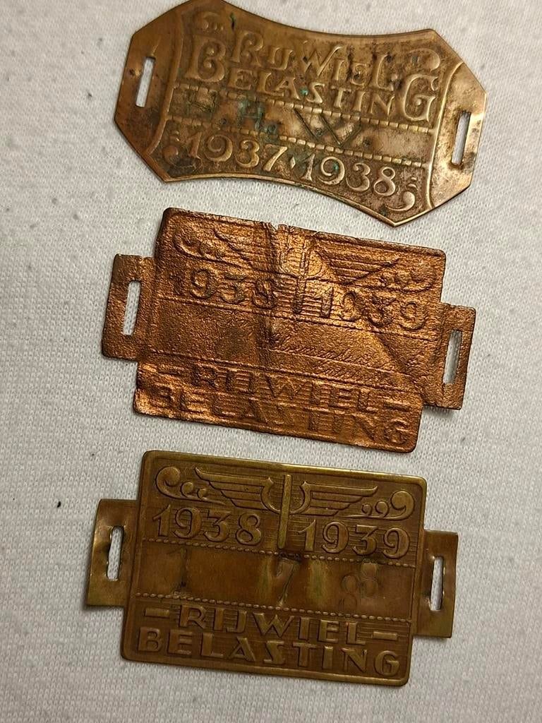 Rijwielbelasting plaatjes met nummers/naam/adres, Ophalen of Verzenden, Overige soorten, Nederland, Embleem of Badge