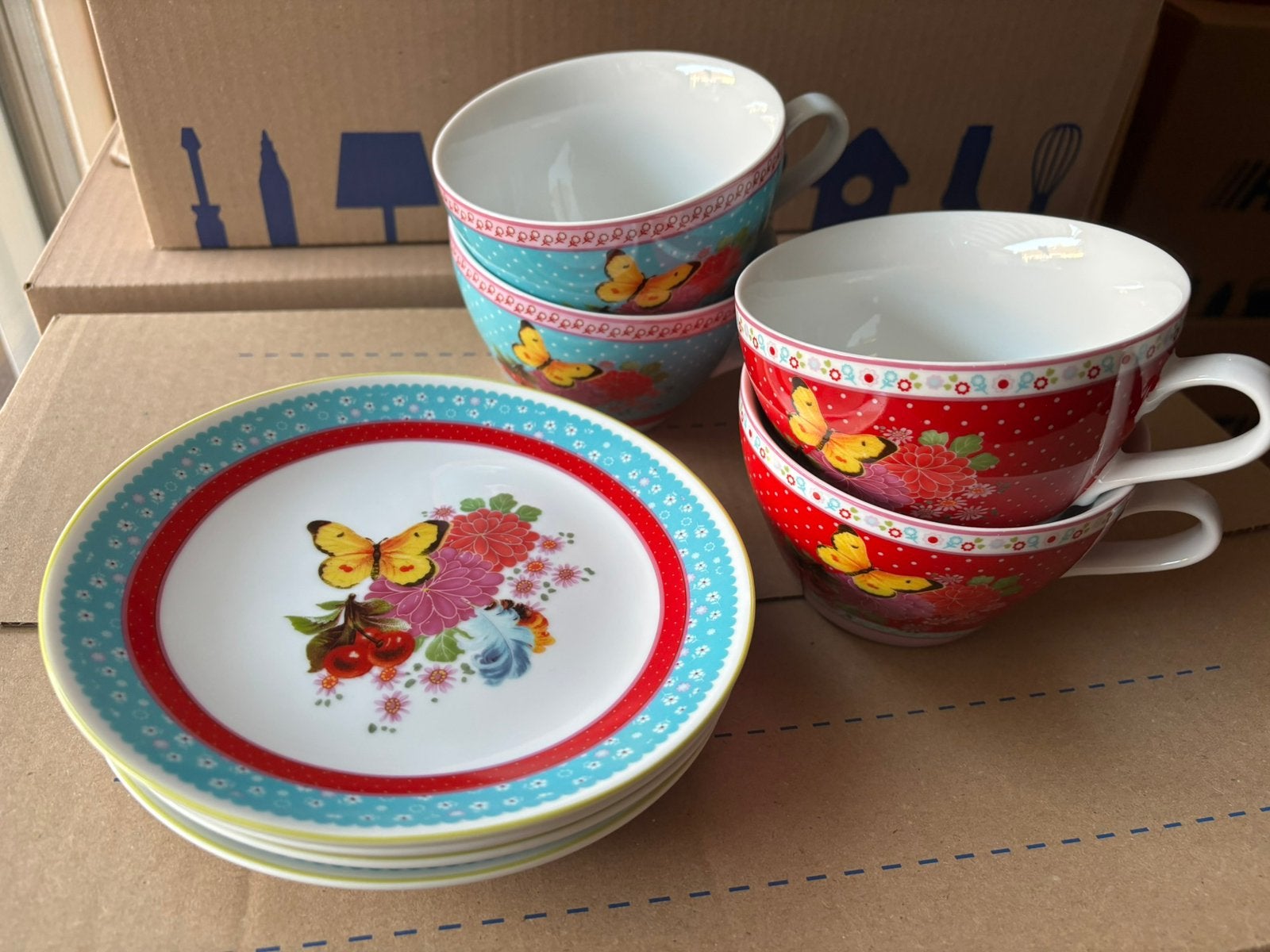 Kleurrijk servies: 4 grote kopjes en schoteltjes, Ophalen of Verzenden, Zo goed als nieuw, Overige stijlen, Kop(pen) en/of Schotel(s)