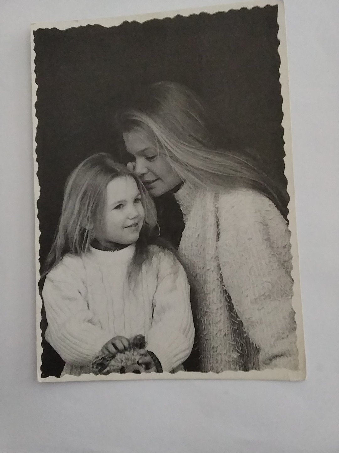 TWEE PERSONEN IN EEN KLASSIEKEZWART-WIT FAMILIEPORTRETSTIJL, Ophalen of Verzenden