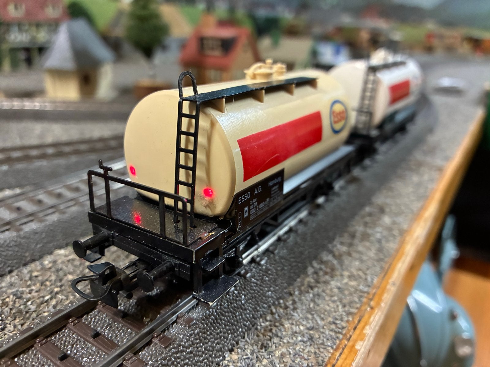 Märklin HO 4441 2x  Esso ketelwagon, één met sluitlicht OVP, Wisselstroom, Wagon, Ophalen of Verzenden, Zo goed als nieuw
