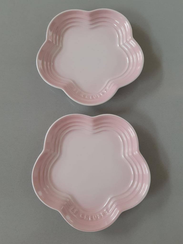 Le Creuset bloemvormige bordjes Shell Pink, Nieuw, Ophalen of Verzenden, Bord(en), Overige stijlen