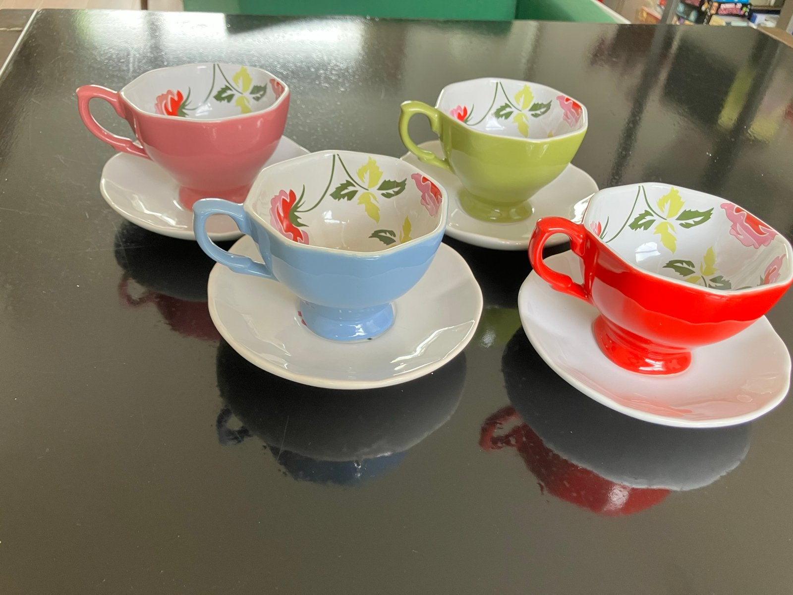 Set van 4 vrolijke kop en schotels met bloemmotief, Overige merken, Keramiek, Ophalen of Verzenden, Zo goed als nieuw