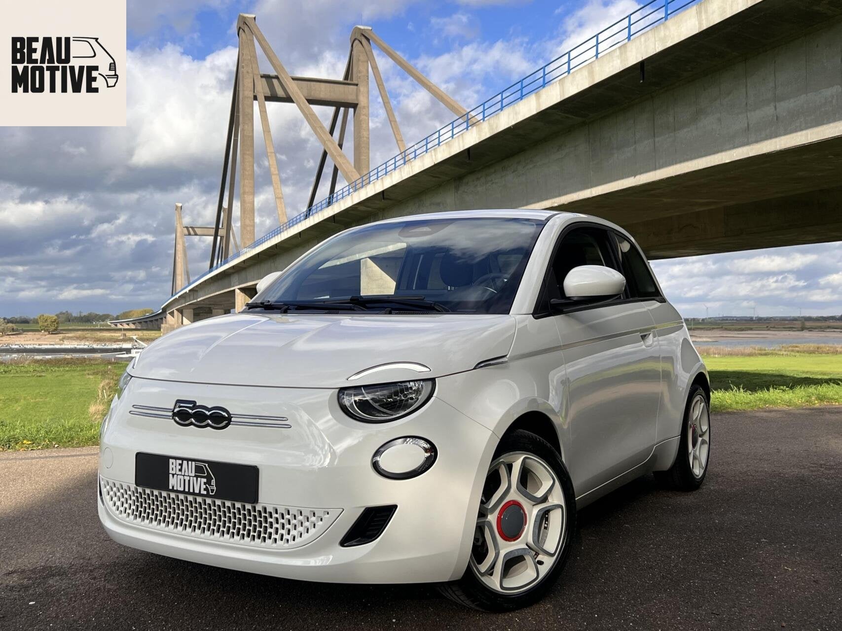 Fiat 500e *Abarth 17” Mugello* 24 kWh / CarPlay / 4x Assis, Auto's, Geheel digitaal combi-instrument, Stof, Gebruikt, Zwart
