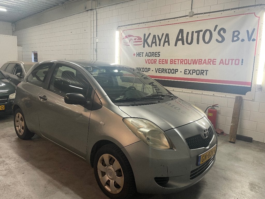 Toyota Yaris 1.0 12V Vvt-i 3DR Terra 2006 Grijs, Auto's, Voorwielaandrijving, 527 kg, 40 €/maand, 750 kg