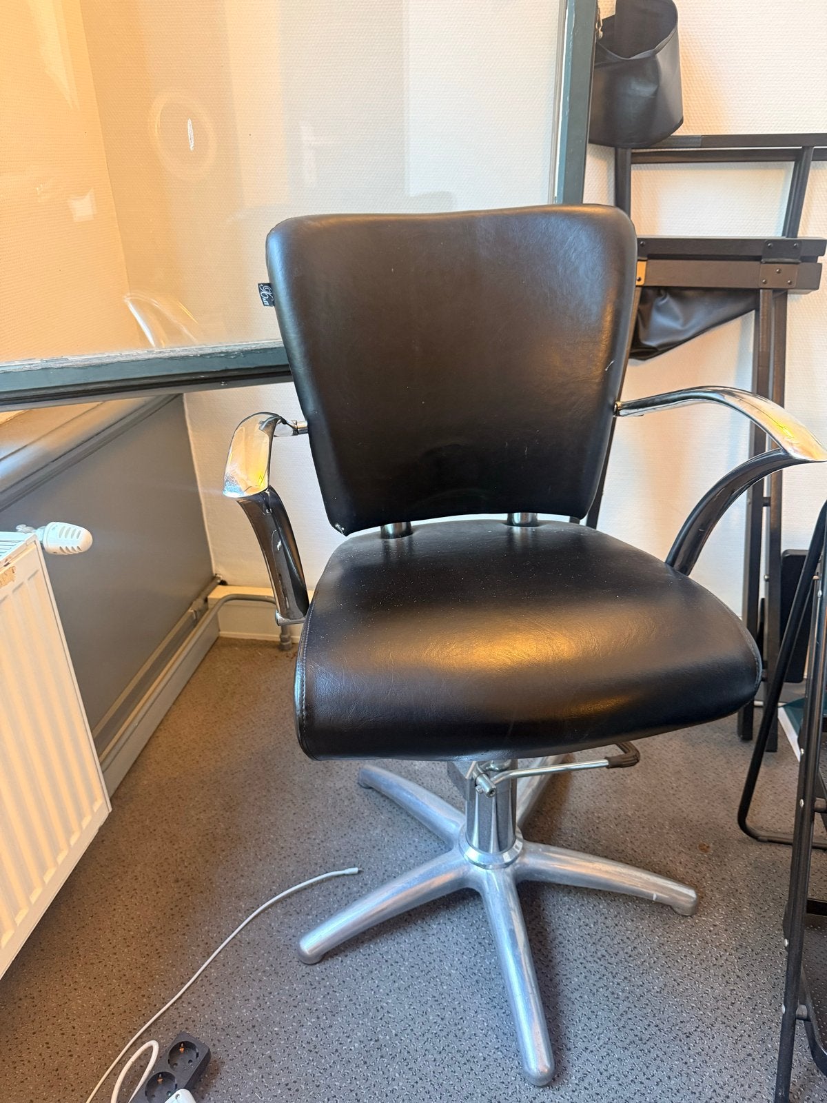 Zwarte kappersstoel met hydraulische pomp, Ophalen, Gebruikt, Zwart, Leer