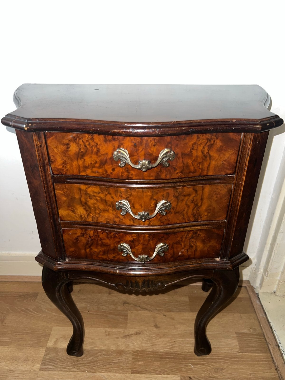 Klassiek Antiek stijl ladekastje met wortelnotenfileer, Antiek en Kunst, Ophalen