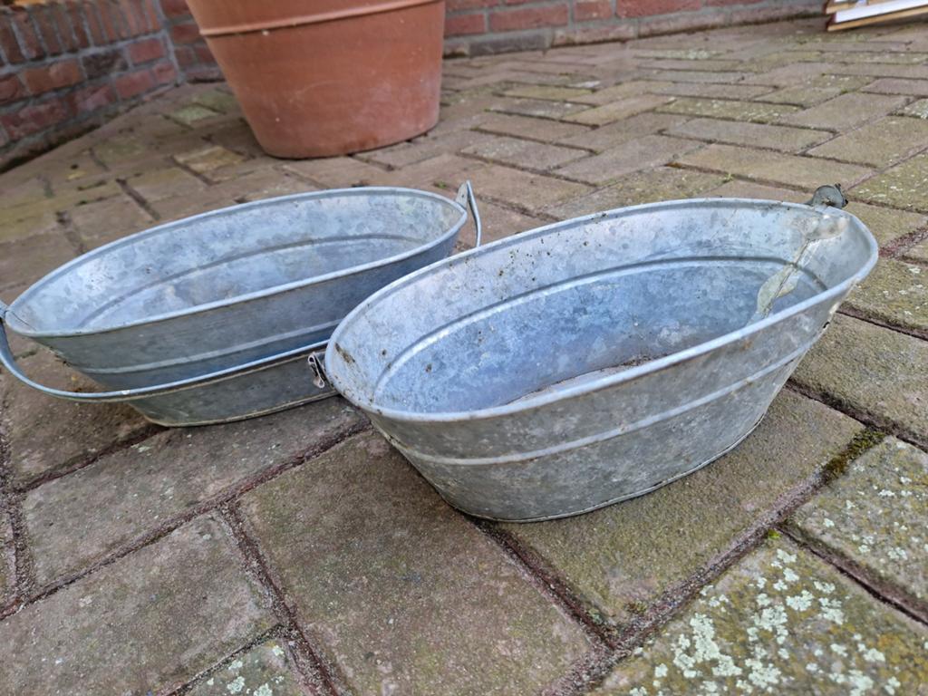 2 zinken bloembakjes, Ophalen of Verzenden, Rond, Metaal, Minder dan 30 cm