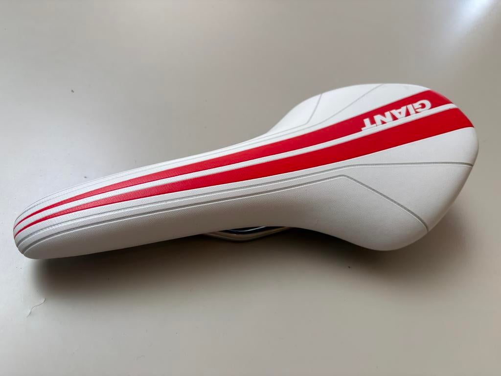 Giant fietszadel wit met rode streep, Fietsen en Brommers, Fietsonderdelen, Ophalen, Gebruikt, Zadel