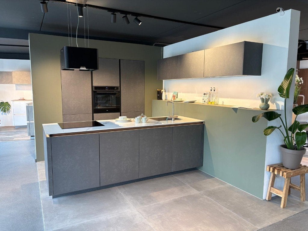 Te koop: Luxe Nolte Schiereilandkeuken (Showroomkeuken), Ophalen, Zo goed als nieuw