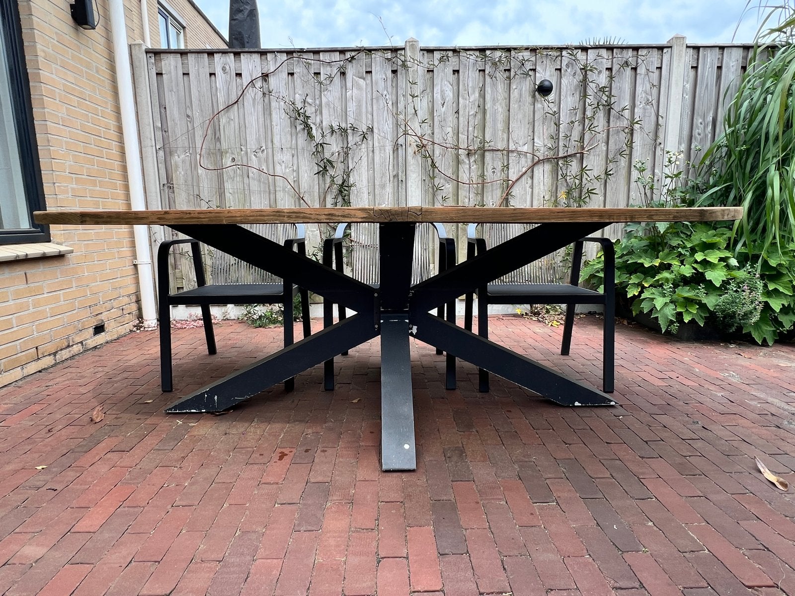 Ovale tuintafel van teakhout met metalen onderstel 240x120cm, Ophalen, Gebruikt, Ovaal, Teakhout
