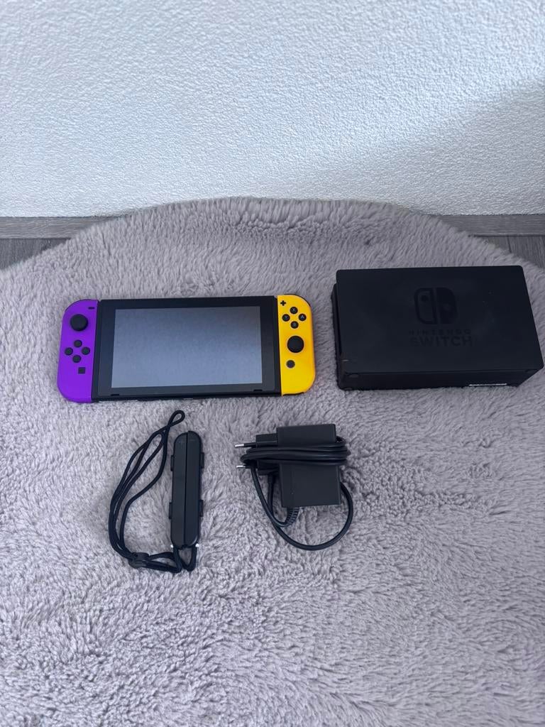 Nintendo switch v2, Spelcomputers en Games, Spelcomputers | Nintendo Switch, Ophalen of Verzenden, Gebruikt, Met 2 controllers