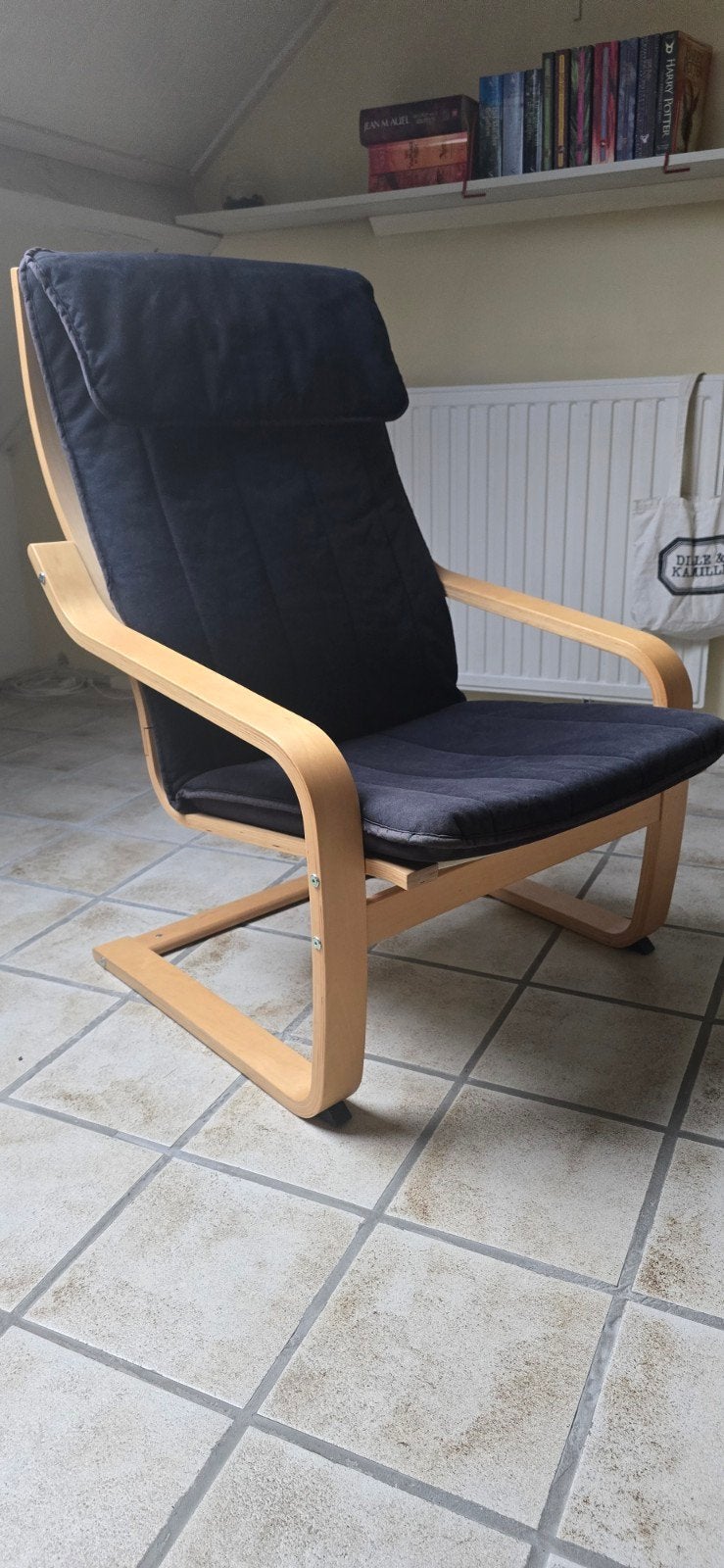 IKEA Poängstoel met donkerblauw kussen, Huis en Inrichting, Gebruikt, Blauw, Ophalen of Verzenden, Eén