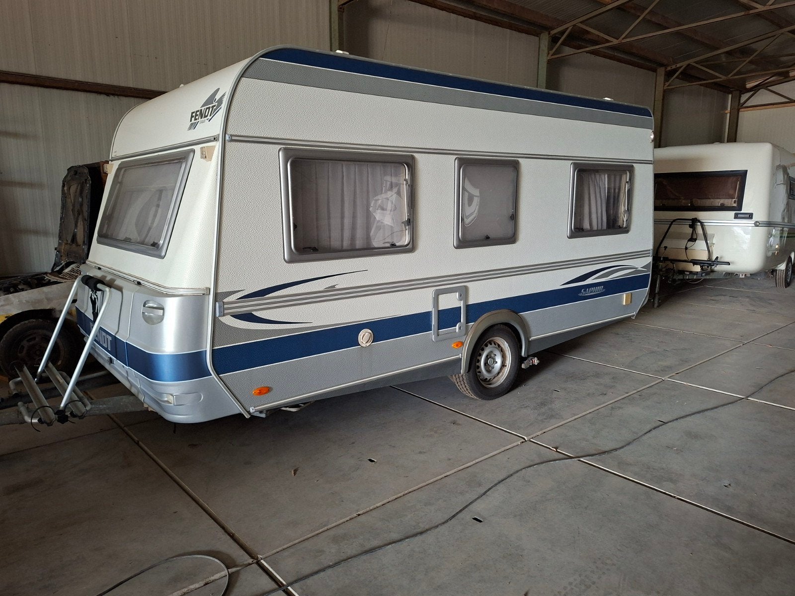Fendt Saphir Caravan met mover en voortent met luifel, Vast bed, Treinzit, Particulier, Kachel
