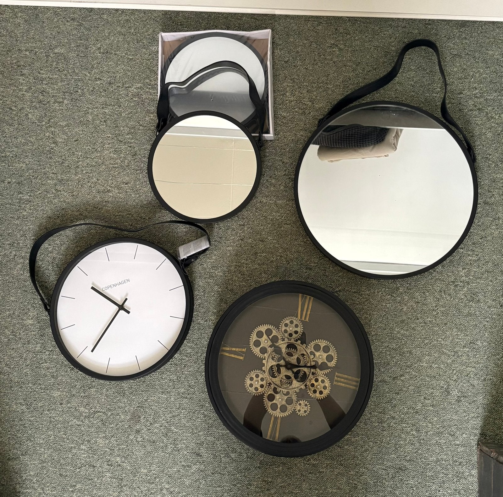 Spiegels en klokken., Huis en Inrichting, Woonaccessoires | Spiegels, Ophalen, Minder dan 50 cm, Rond, Zo goed als nieuw