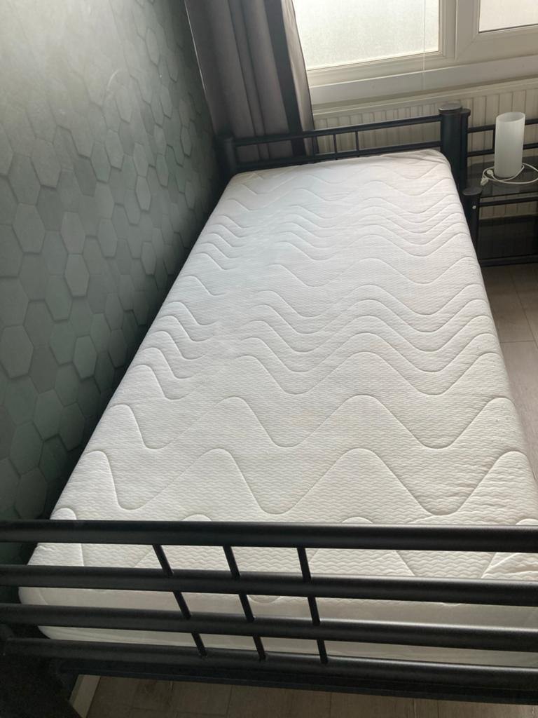 Eenpersoonsbed met matras, zwart metaal, verstelbare lattenb, Ophalen, 90 cm, Eenpersoons, Zwart