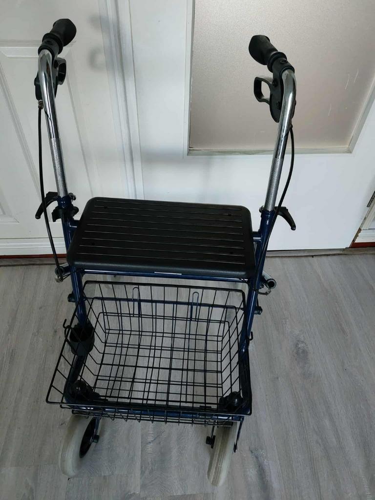 Gebruikte goedrijdende stevige blauwe rollator met mandje., Ophalen, Opvouwbaar, Gebruikt