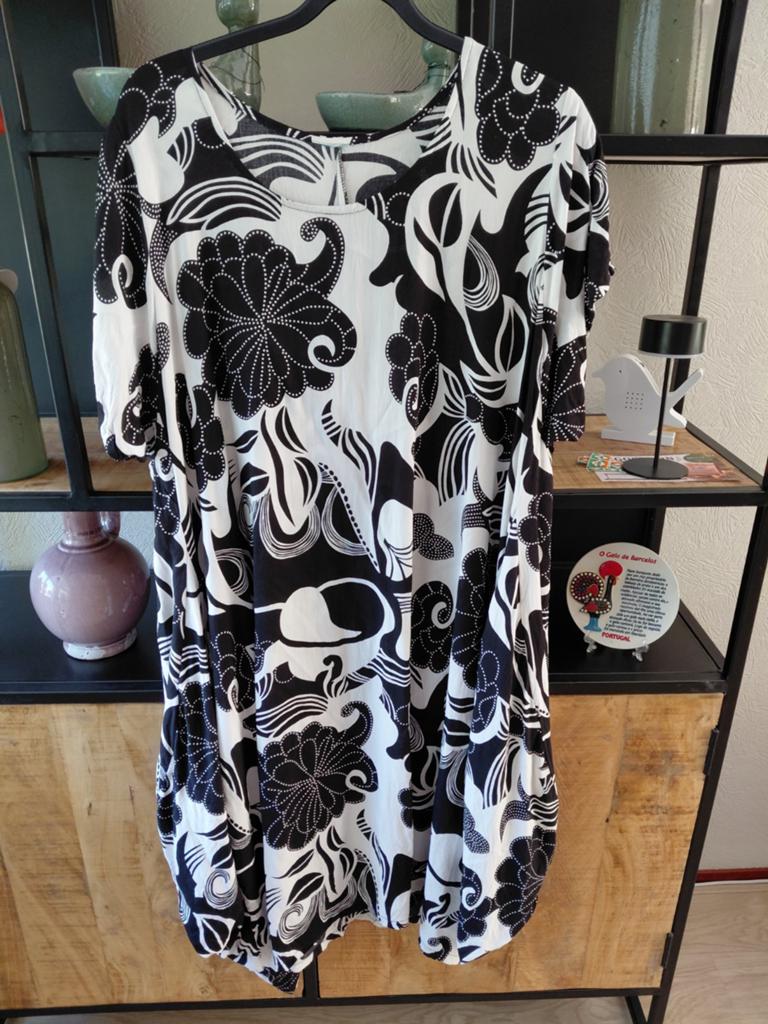 Prachtige jurk maat 52/54 zwart/wit vaste prijs 10.00, Kleding | Dames, Jurken, Zwart, Maat 46/48 (XL) of groter, Ophalen of Verzenden