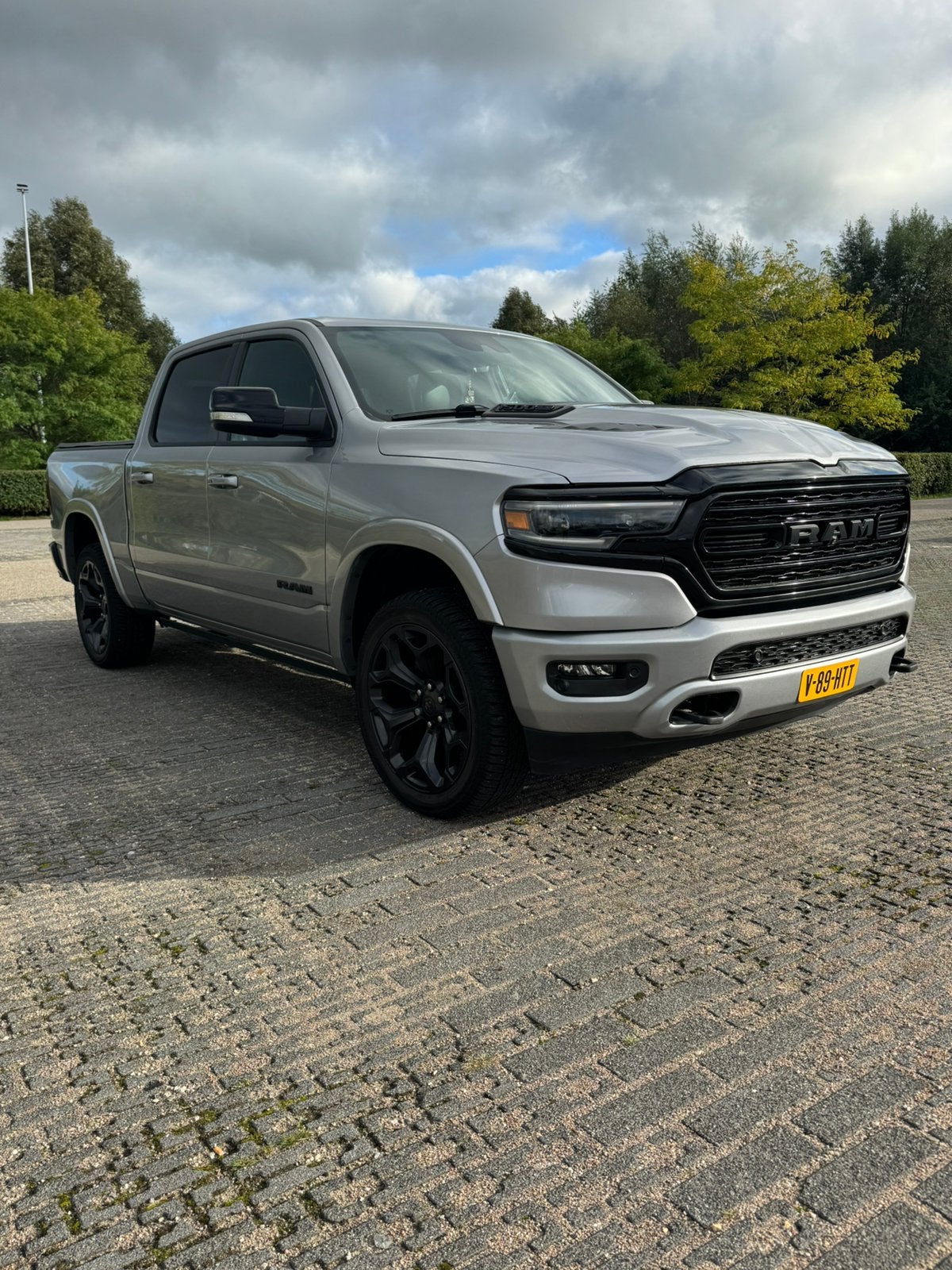 Dodge RAM 1500 Limited 5.7 V8 HEMI eTorque 4x4 uit 2021, Auto's, 5654 cc, Particulier, Te koop, 750 kg