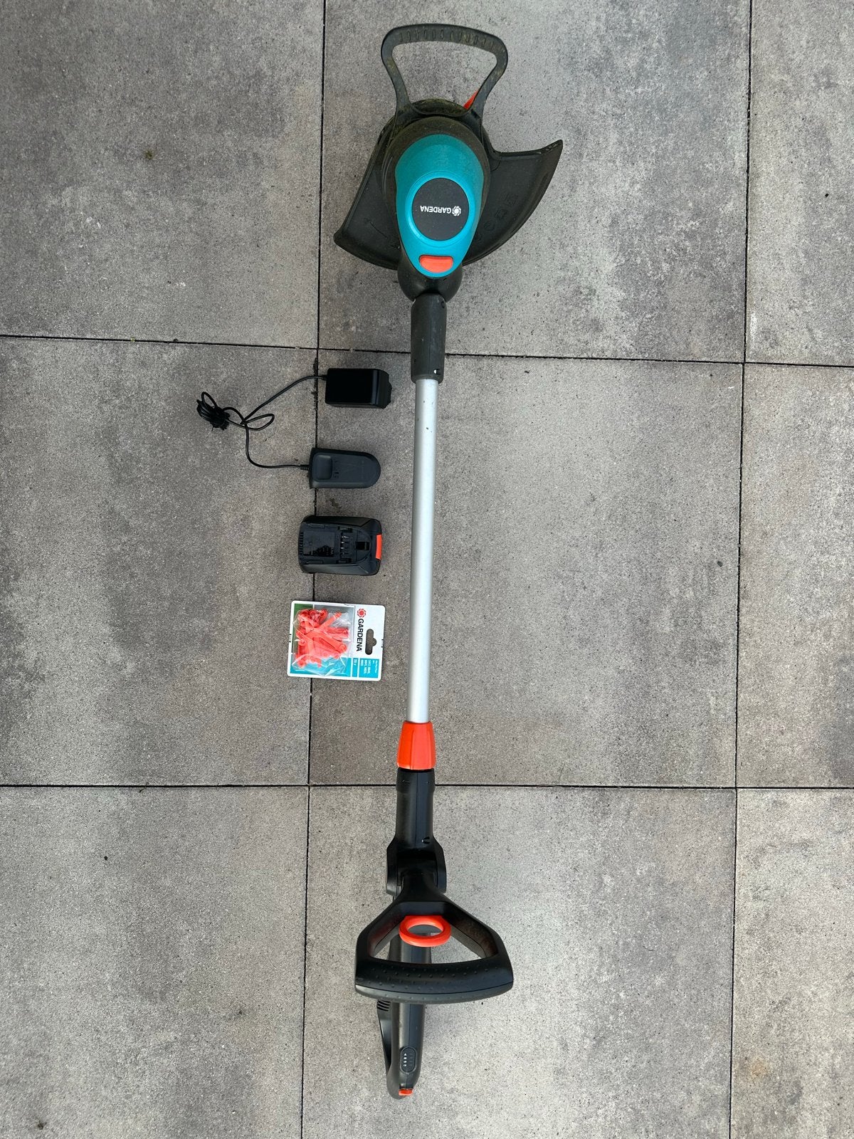 Gardena EasyCut 18V grastrimmer incl. accu, lader & mesjes, Ophalen, Gebruikt, 10 tot 30 cm, Accu
