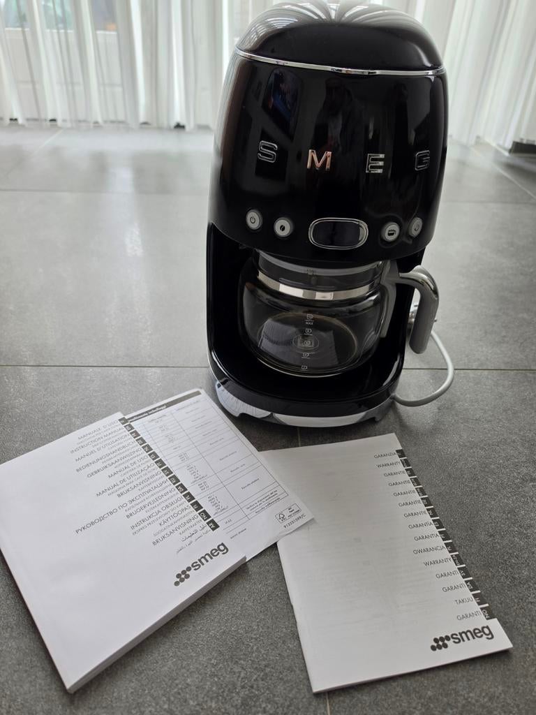 Smeg Koffiezetapparaat Zwart - Zo goed als nieuw, Witgoed en Apparatuur, Koffiezetapparaten, 10 kopjes of meer, Koffiemachine