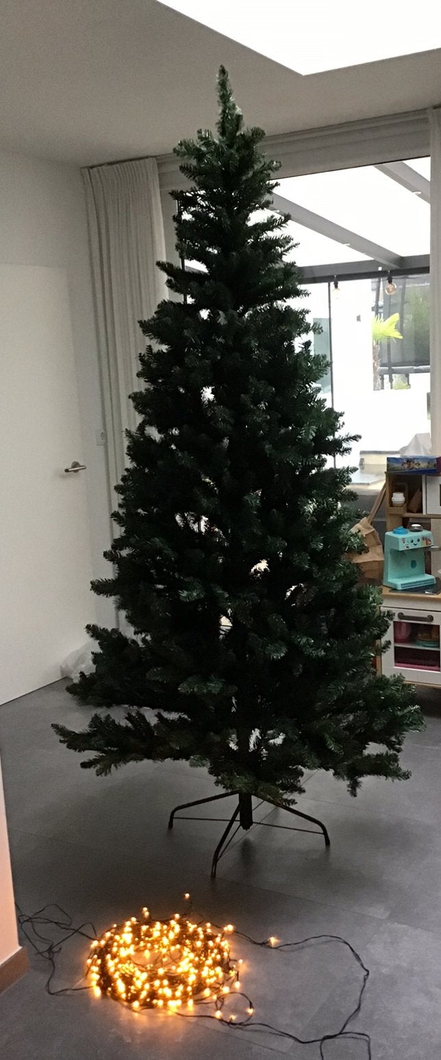 Kunst kerstboom 240 cm H 120 cm B. op standaard incl lampjes, Diversen, Ophalen, Nieuw