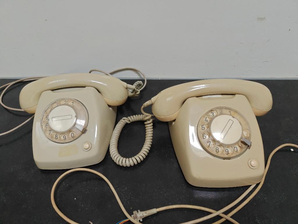 2 vintage telefoons, Telecommunicatie, Gebruikt, Onbekend, Met draaischijf, Ophalen of Verzenden