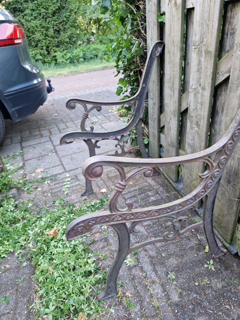 Antieke ogende gietijzeren bankdelen voor tuinbank, Ophalen of Verzenden