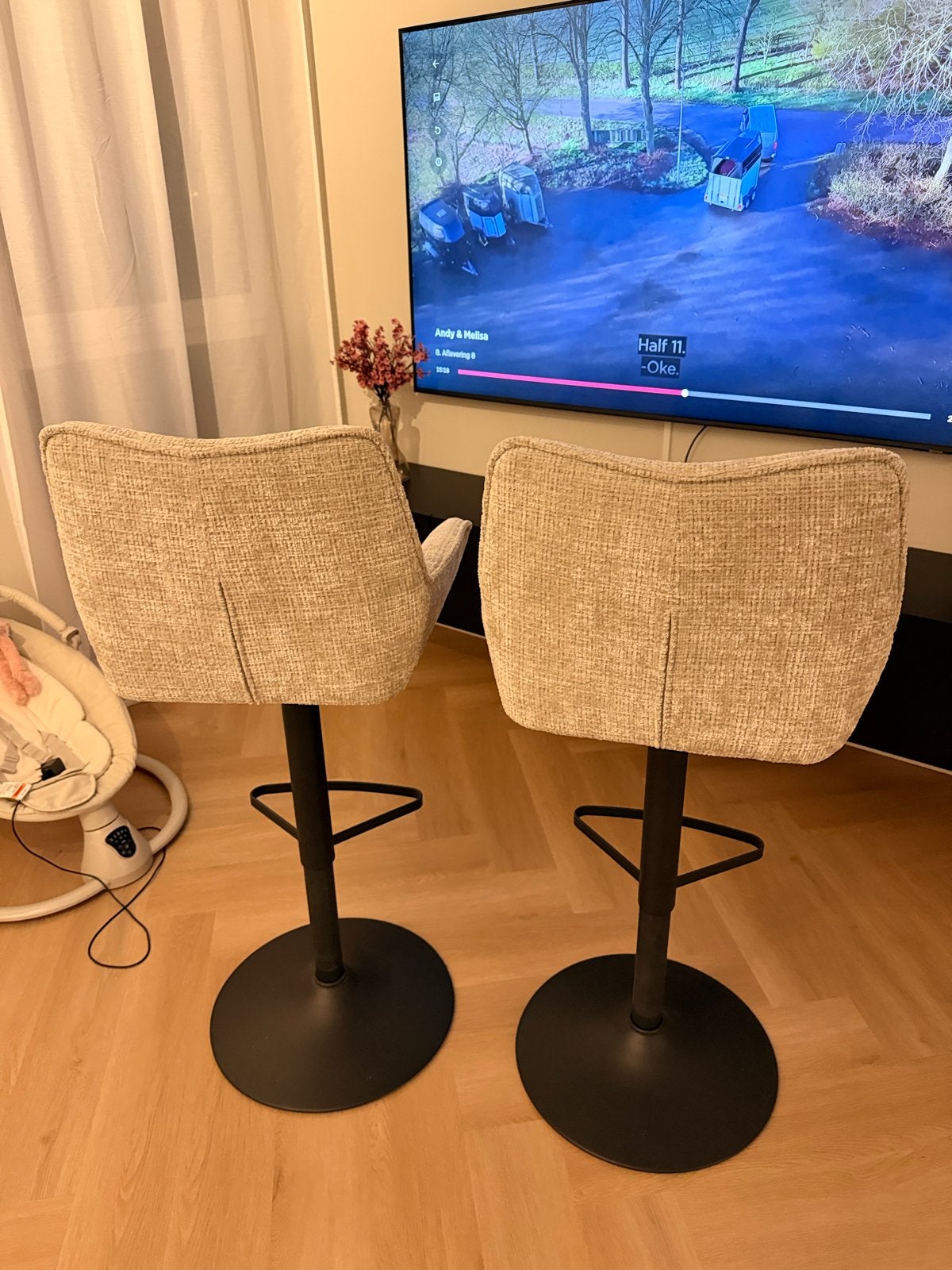 Twee beige barkrukken, Ophalen, In hoogte verstelbaar, 60 tot 90 cm, Nieuw