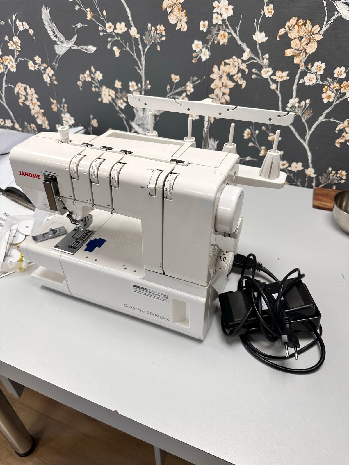 Janome CoverPro 2000CPX met uitgebreid accessoirepakket, Hobby en Vrije tijd, Naaimachines en Toebehoren, Ophalen, Zo goed als nieuw